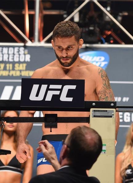 Veja imagens da pesagem e encaradas do UFC 189 - Chad Mendes
