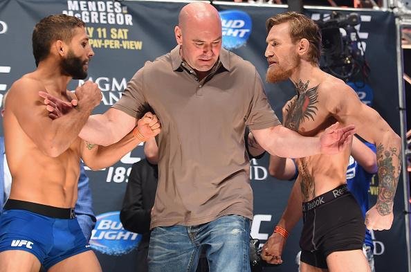 Veja imagens da pesagem e encaradas do UFC 189 - Chad Mendes e Conor McGregor