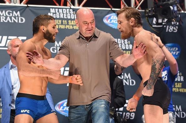 Veja imagens da pesagem e encaradas do UFC 189 - Chad Mendes e Conor McGregor