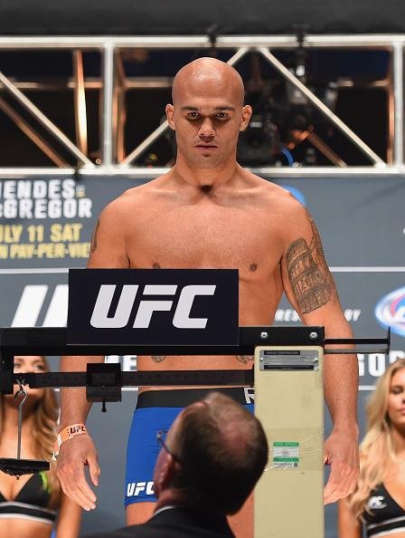 Veja imagens da pesagem e encaradas do UFC 189 - Robbie Lawler