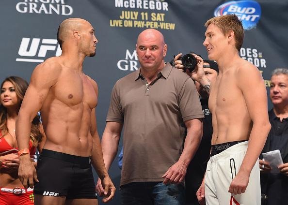 Veja imagens da pesagem e encaradas do UFC 189 - Yosdenis Cedeno e Cody Pfister