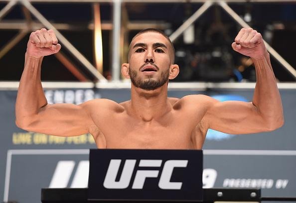 Veja imagens da pesagem e encaradas do UFC 189 - Louis Smolka