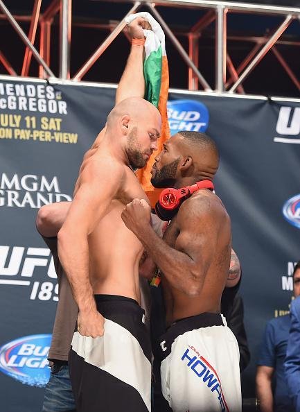 Veja imagens da pesagem e encaradas do UFC 189 - Cathal Pendred e John Howard 