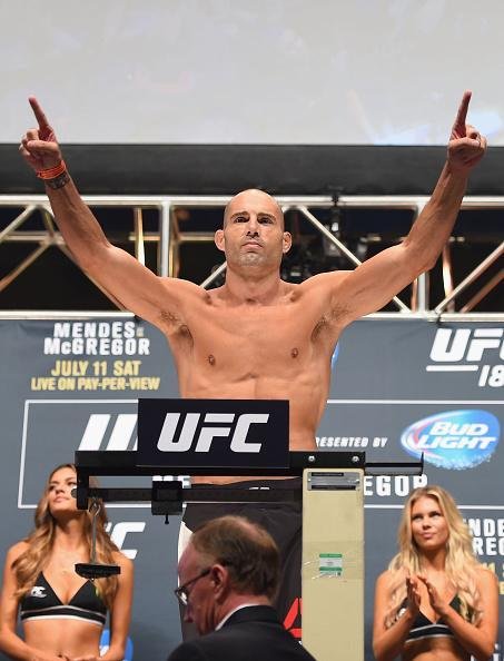 Veja imagens da pesagem e encaradas do UFC 189 - Mike Swick