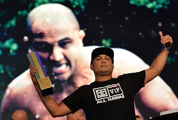 Segundo homem a conquistar o cinturo da companhia em duas categorias de peso diferentes, o havaiano BJ Penn foi o homenageado mais celebrado pelo pblico, ao ser includo na ala da 'Era Moderna'