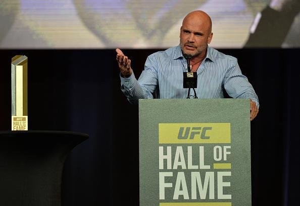 Um dos primeiros campees do peso-pesado do UFC e primeiro europeu a ser includo no Hall, na ala de 'Pioneiros', o atual comentarista Bas Rutten foi apresentado por Kenny Rice