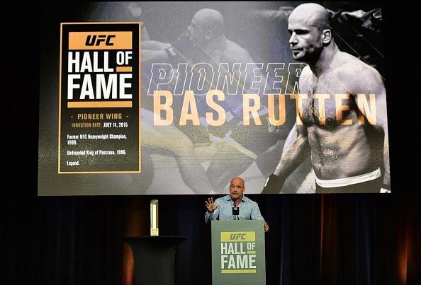 Um dos primeiros campees do peso-pesado do UFC e primeiro europeu a ser includo no Hall, na ala de 'Pioneiros', o atual comentarista Bas Rutten foi apresentado por Kenny Rice