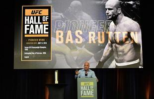 Um dos primeiros campees do peso-pesado do UFC e primeiro europeu a ser includo no Hall, na ala de 'Pioneiros', o atual comentarista Bas Rutten foi apresentado por Kenny Rice