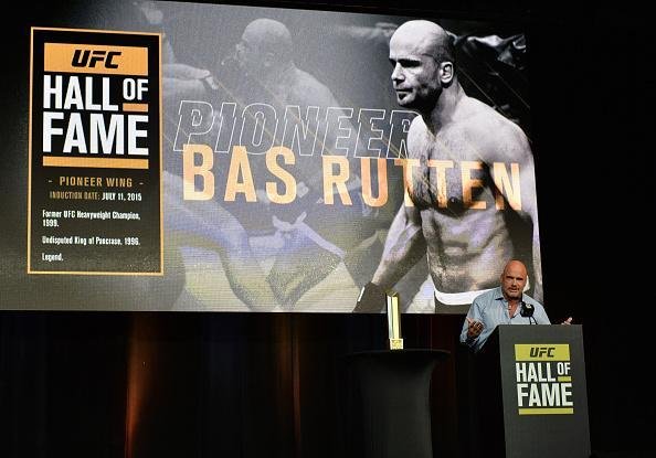 Um dos primeiros campees do peso-pesado do UFC e primeiro europeu a ser includo no Hall, na ala de 'Pioneiros', o atual comentarista Bas Rutten foi apresentado por Kenny Rice