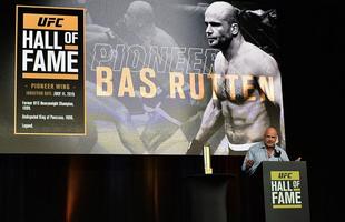 Um dos primeiros campees do peso-pesado do UFC e primeiro europeu a ser includo no Hall, na ala de 'Pioneiros', o atual comentarista Bas Rutten foi apresentado por Kenny Rice