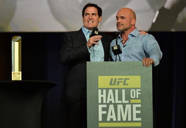 Um dos primeiros campees do peso-pesado do UFC e primeiro europeu a ser includo no Hall, na ala de 'Pioneiros', o atual comentarista Bas Rutten foi apresentado por Kenny Rice