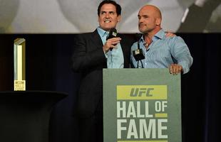 Um dos primeiros campees do peso-pesado do UFC e primeiro europeu a ser includo no Hall, na ala de 'Pioneiros', o atual comentarista Bas Rutten foi apresentado por Kenny Rice