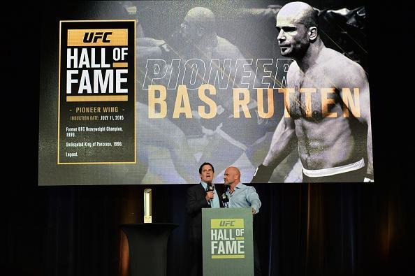 Um dos primeiros campees do peso-pesado do UFC e primeiro europeu a ser includo no Hall, na ala de 'Pioneiros', o atual comentarista Bas Rutten foi apresentado por Kenny Rice