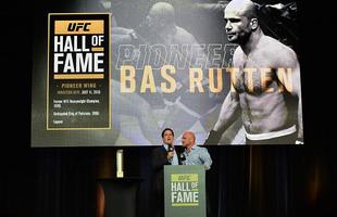 Um dos primeiros campees do peso-pesado do UFC e primeiro europeu a ser includo no Hall, na ala de 'Pioneiros', o atual comentarista Bas Rutten foi apresentado por Kenny Rice