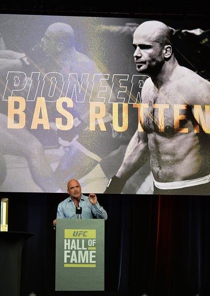 Um dos primeiros campees do peso-pesado do UFC e primeiro europeu a ser includo no Hall, na ala de 'Pioneiros', o atual comentarista Bas Rutten foi apresentado por Kenny Rice