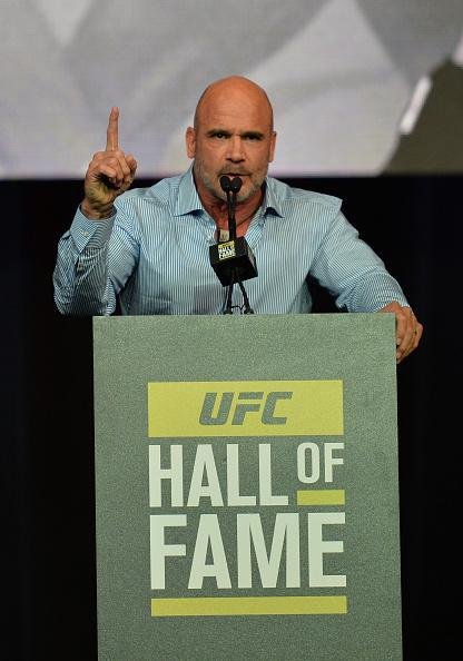 Um dos primeiros campees do peso-pesado do UFC e primeiro europeu a ser includo no Hall, na ala de 'Pioneiros', o atual comentarista Bas Rutten foi apresentado por Kenny Rice