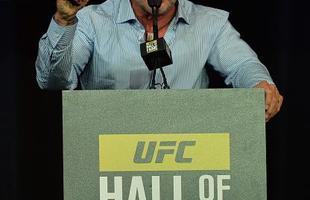 Um dos primeiros campees do peso-pesado do UFC e primeiro europeu a ser includo no Hall, na ala de 'Pioneiros', o atual comentarista Bas Rutten foi apresentado por Kenny Rice