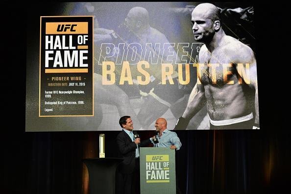 Um dos primeiros campees do peso-pesado do UFC e primeiro europeu a ser includo no Hall, na ala de 'Pioneiros', o atual comentarista Bas Rutten foi apresentado por Kenny Rice