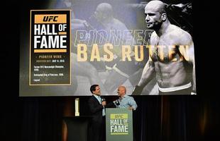 Um dos primeiros campees do peso-pesado do UFC e primeiro europeu a ser includo no Hall, na ala de 'Pioneiros', o atual comentarista Bas Rutten foi apresentado por Kenny Rice