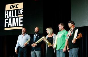 A classe de 2015 do Hall da Fama do UFC (da esq. para dir.): Bas Rutten, Frank Trigg, Lori Blatnick (representando seu falecido marido, Jeff Blatnick, includo na ala colaboradores), Matt Hughes e BJ Penn 