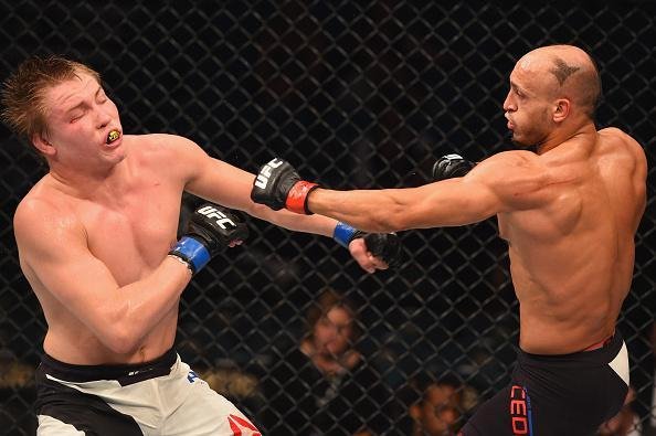 Cody Pfister (bermuda branca) venceu Yosdenis Cedeo por deciso unnime