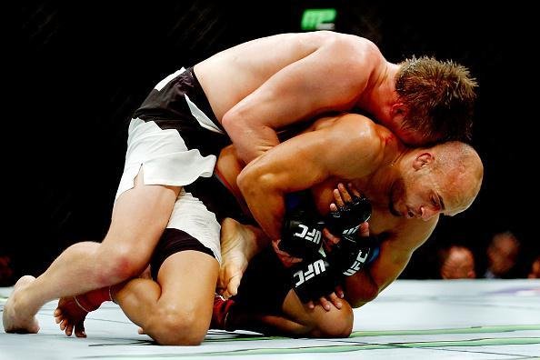 Cody Pfister (bermuda branca) venceu Yosdenis Cedeo por deciso unnime