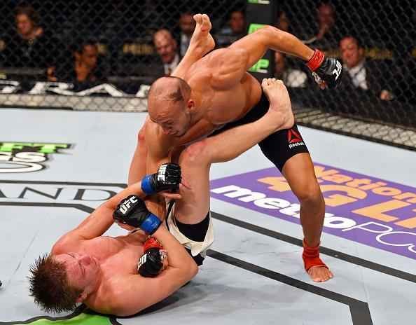 Cody Pfister (bermuda branca) venceu Yosdenis Cedeo por deciso unnime