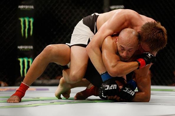 Cody Pfister (bermuda branca) venceu Yosdenis Cedeo por deciso unnime