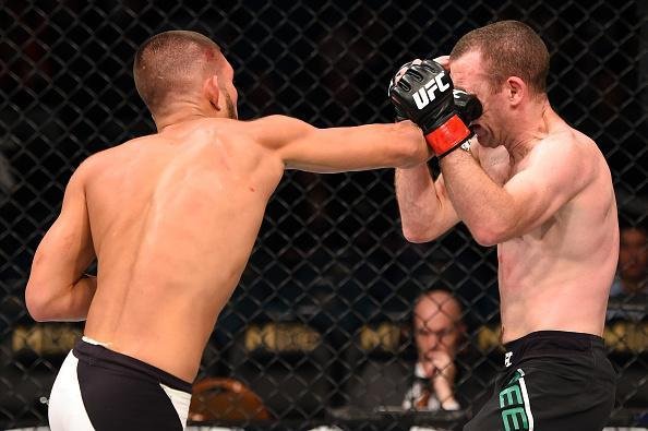 Louis Smolka (luvas azuis) venceu Neil Seery por deciso unnime