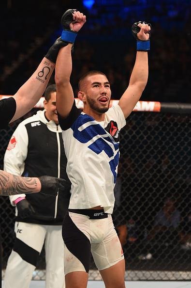 Louis Smolka (luvas azuis) venceu Neil Seery por deciso unnime