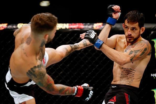 Cody Gardbrant (luvas vermelhas) venceu Henry Briones por deciso unnime