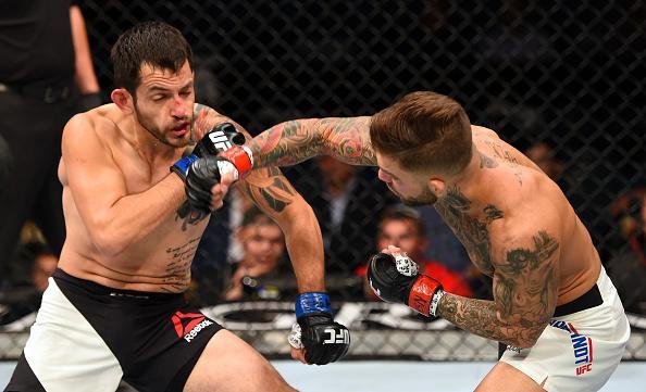 Cody Gardbrant (luvas vermelhas) venceu Henry Briones por deciso unnime