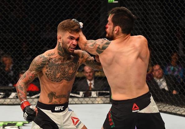 Cody Gardbrant (luvas vermelhas) venceu Henry Briones por deciso unnime