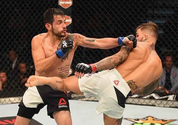 Cody Gardbrant (luvas vermelhas) venceu Henry Briones por deciso unnime