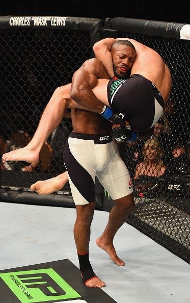 John Howard (luvas azuis) venceu Cathal Pendred por deciso dividida 