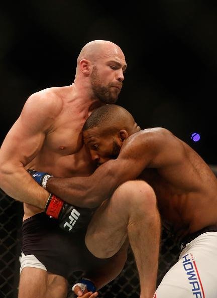 John Howard (luvas azuis) venceu Cathal Pendred por deciso dividida 