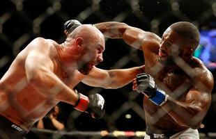 John Howard (luvas azuis) venceu Cathal Pendred por deciso dividida 