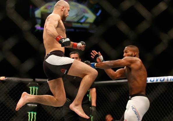 John Howard (luvas azuis) venceu Cathal Pendred por deciso dividida 