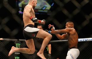 John Howard (luvas azuis) venceu Cathal Pendred por deciso dividida 