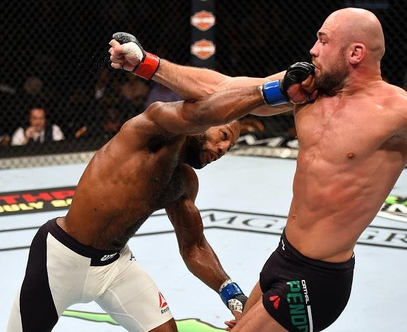 John Howard (luvas azuis) venceu Cathal Pendred por deciso dividida 