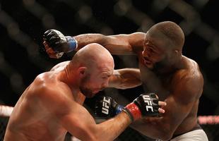 John Howard (luvas azuis) venceu Cathal Pendred por deciso dividida 