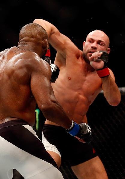 John Howard (luvas azuis) venceu Cathal Pendred por deciso dividida 