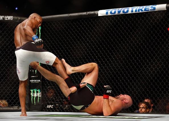John Howard (luvas azuis) venceu Cathal Pendred por deciso dividida 