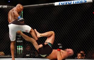 John Howard (luvas azuis) venceu Cathal Pendred por deciso dividida 