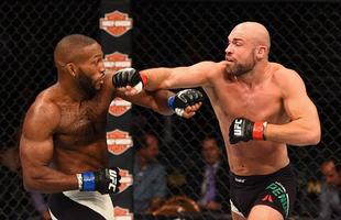 John Howard (luvas azuis) venceu Cathal Pendred por deciso dividida 