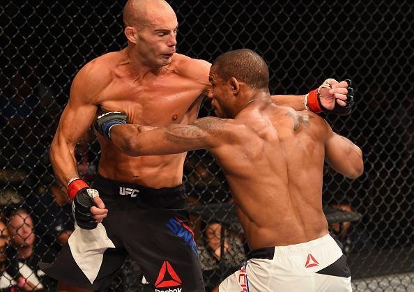 Alex Garcia (luvas azuis) venceu Mike Swick por deciso unnime