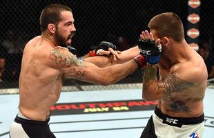 Matt Brown (luvas vermelhas) venceu Tim Means por finalizao aos 4m44s do primeiro round