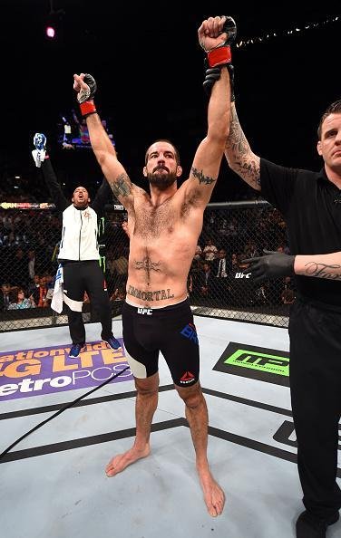 Matt Brown (luvas vermelhas) venceu Tim Means por finalizao aos 4m44s do primeiro round