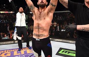 Matt Brown (luvas vermelhas) venceu Tim Means por finalizao aos 4m44s do primeiro round