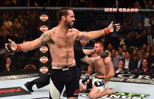 Matt Brown (luvas vermelhas) venceu Tim Means por finalizao aos 4m44s do primeiro round